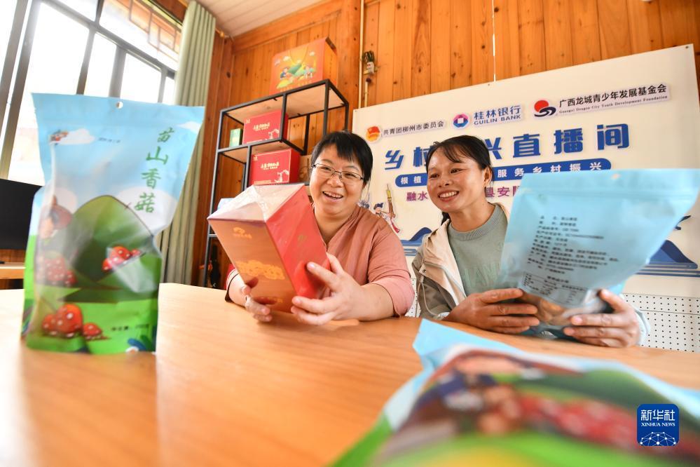　　楊寧（左）和同事在鄉(xiāng)村振興直播間準備直播工作（10月8日攝）。新華社記者 黃孝邦 攝